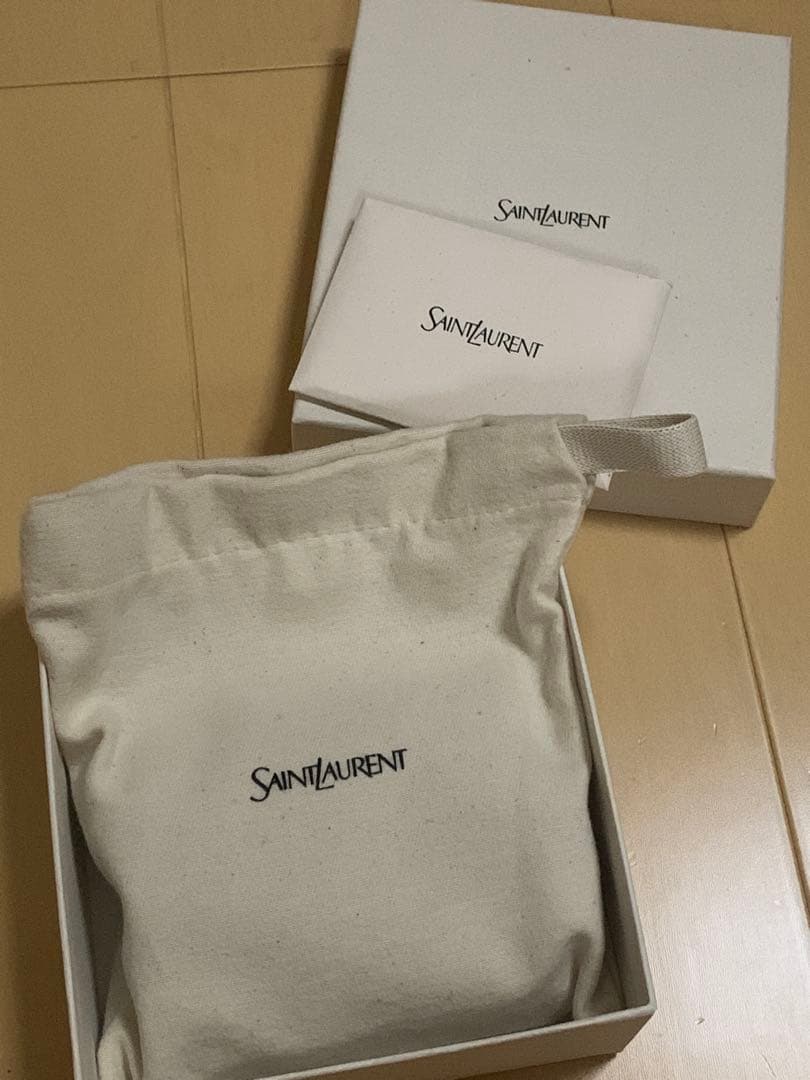 【新品】サンローラン　ブラック 三つ折り財布　シルバー金具　キャビアスキン