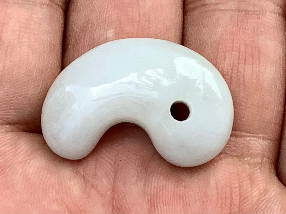 ✳60万円以上間違い無し‼️卸し糸魚川翡翠勾玉　お守り守護石に　鑑別書取得極上品‼️