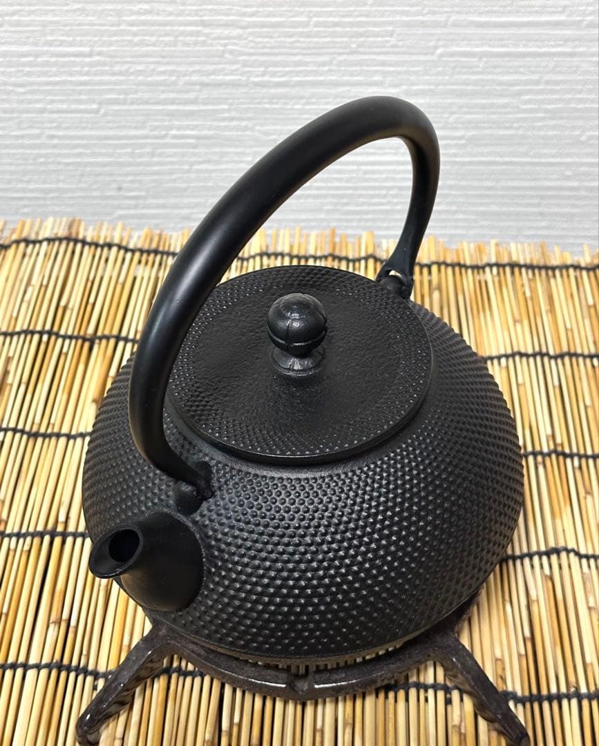 未使用、付属品付き　南部岩鋳造　１０型アラレ　南部鉄瓶　南部鉄器　鉄瓶