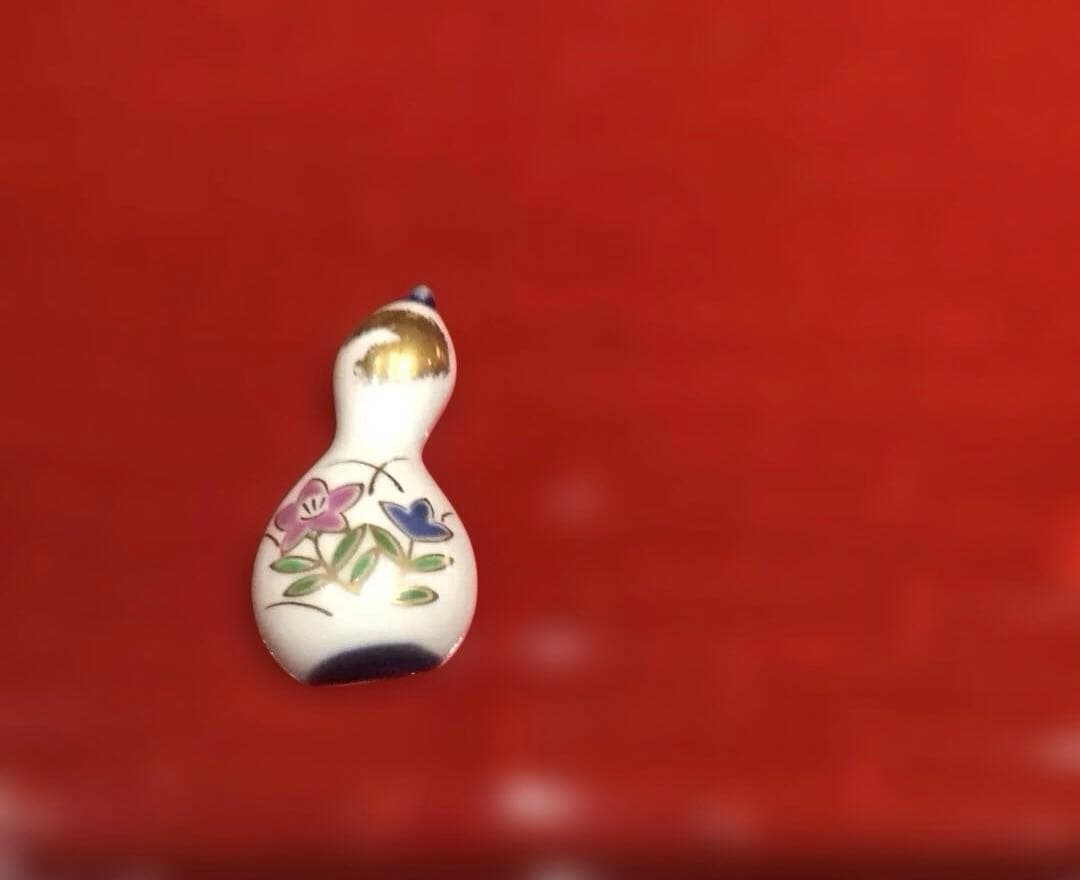 赤い漆器 膳 花柄付き