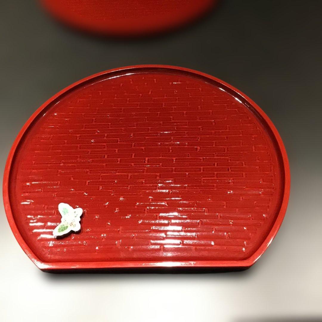 赤い漆器 膳 花柄付き