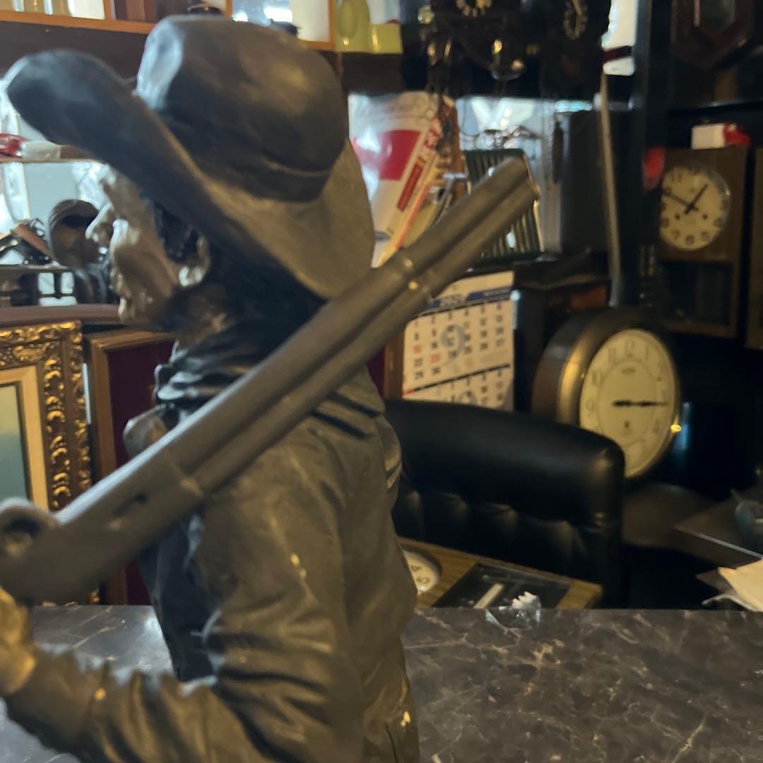 クーマンで スターチュー像 ブロンズ風 鞍とライフル銃を持ったカウボーイ