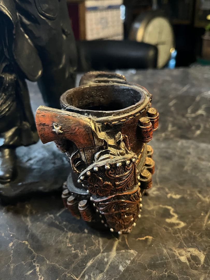 クーマンで スターチュー像 ブロンズ風 鞍とライフル銃を持ったカウボーイ