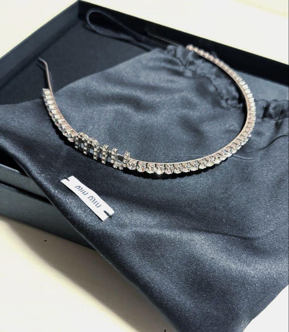 MIUMIU クリスタルカチューシャ ロゴ ビジュー ヘアアクセサリー