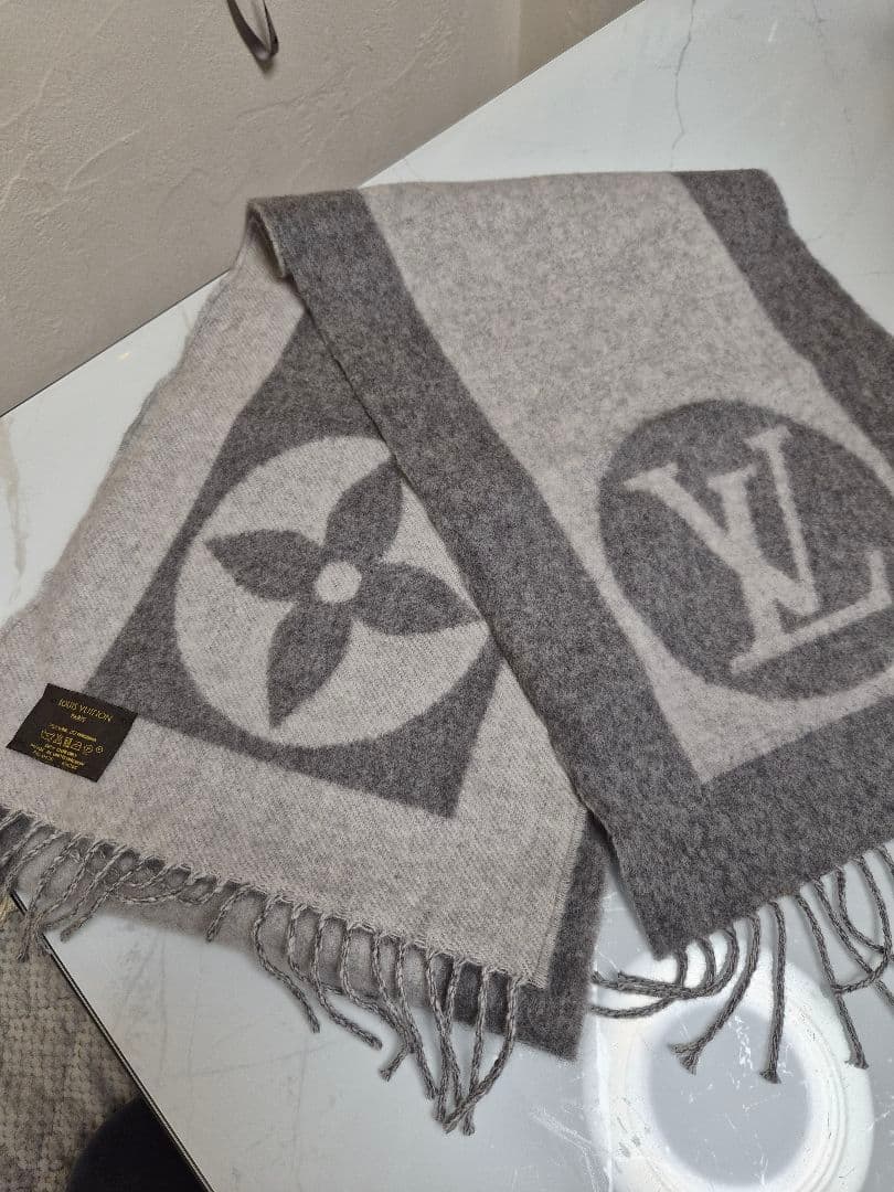 LOUIS VUITTON グレー マフラー