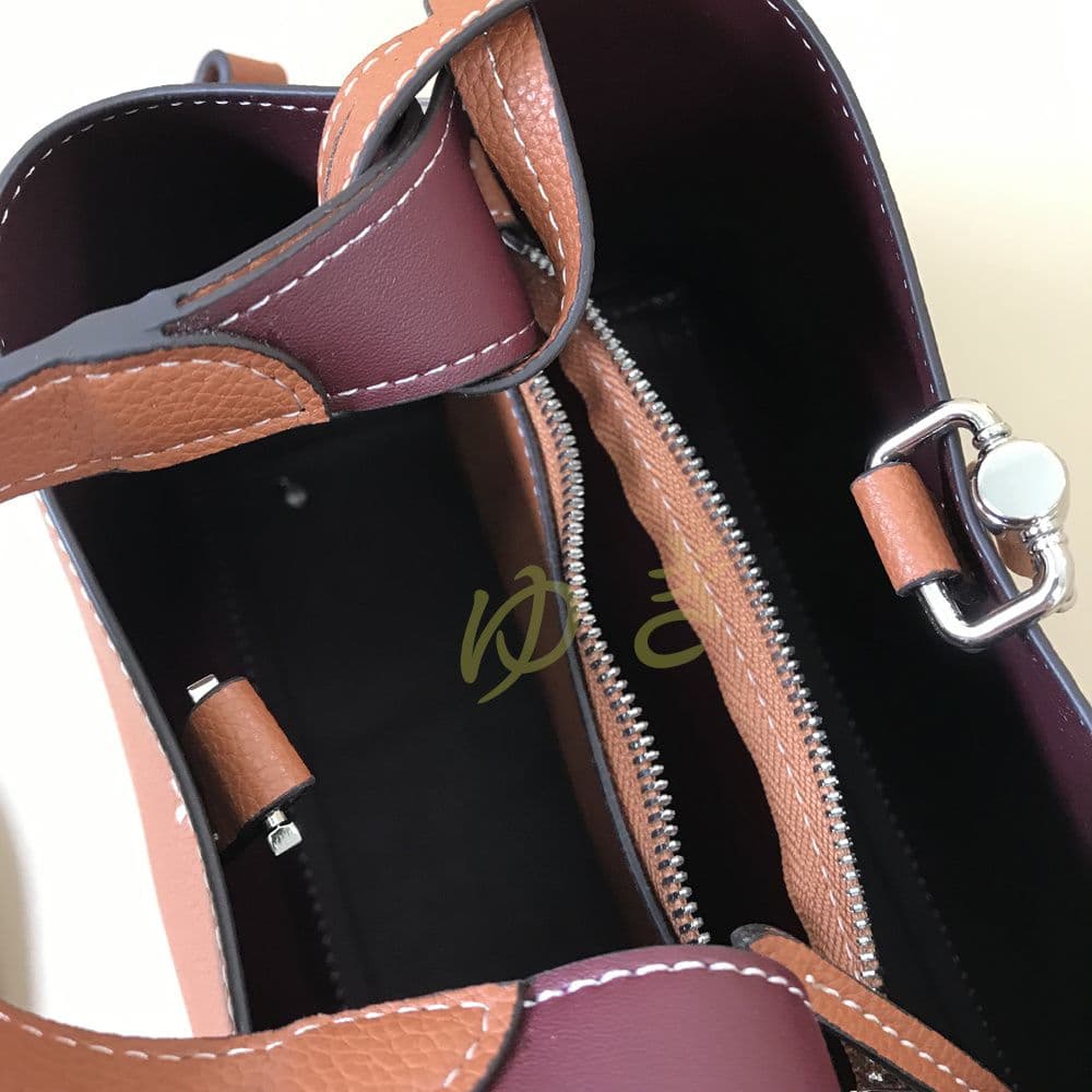 Tタイムレス ショルダーバッグ キャラメル色