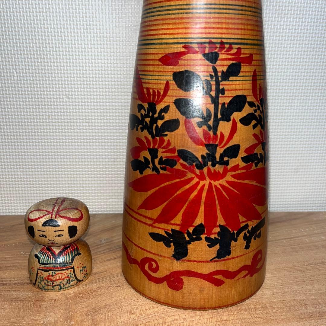 ⭕️現代の名工　小椋久太郎　超レア　朱桂材　赤色菊模様　大型　伝統こけし