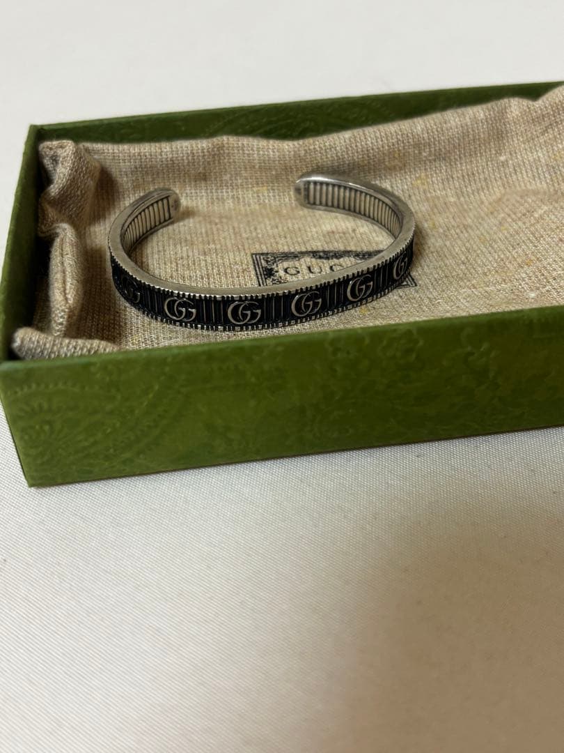 グッチ マーモント　GGロゴ バングル　カフブレスレット　925