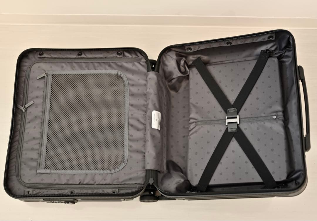 RIMOWA ESSENTIAL SLEEVE COMPACT マットブラック