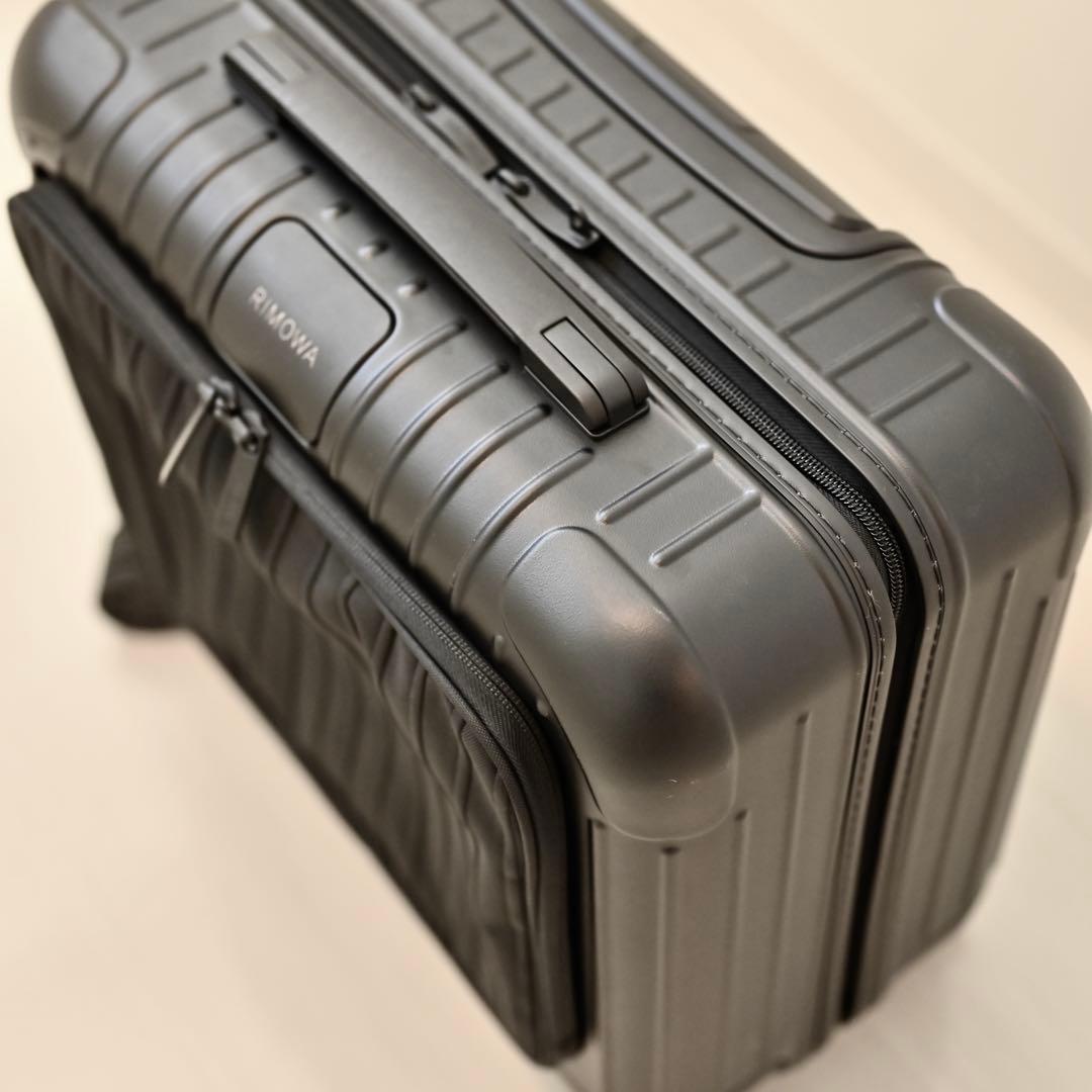 RIMOWA ESSENTIAL SLEEVE COMPACT マットブラック