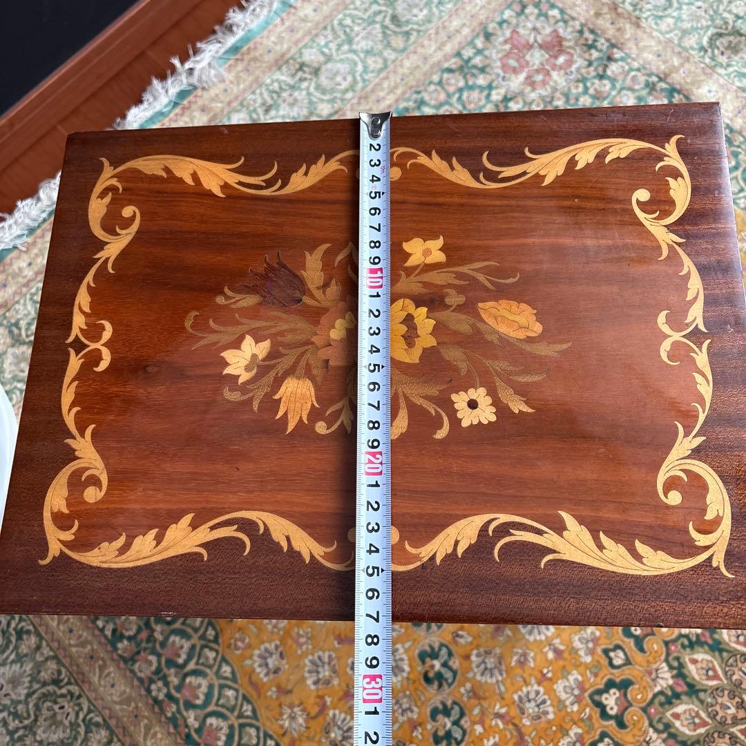 Pauline Ralph　 木製花柄インレイテーブル