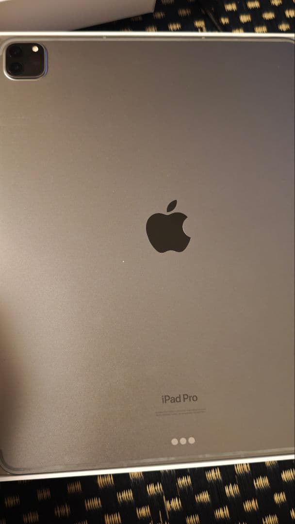 iPad pro 第6世代　logicool 英字配列キーボード　ESRケース付