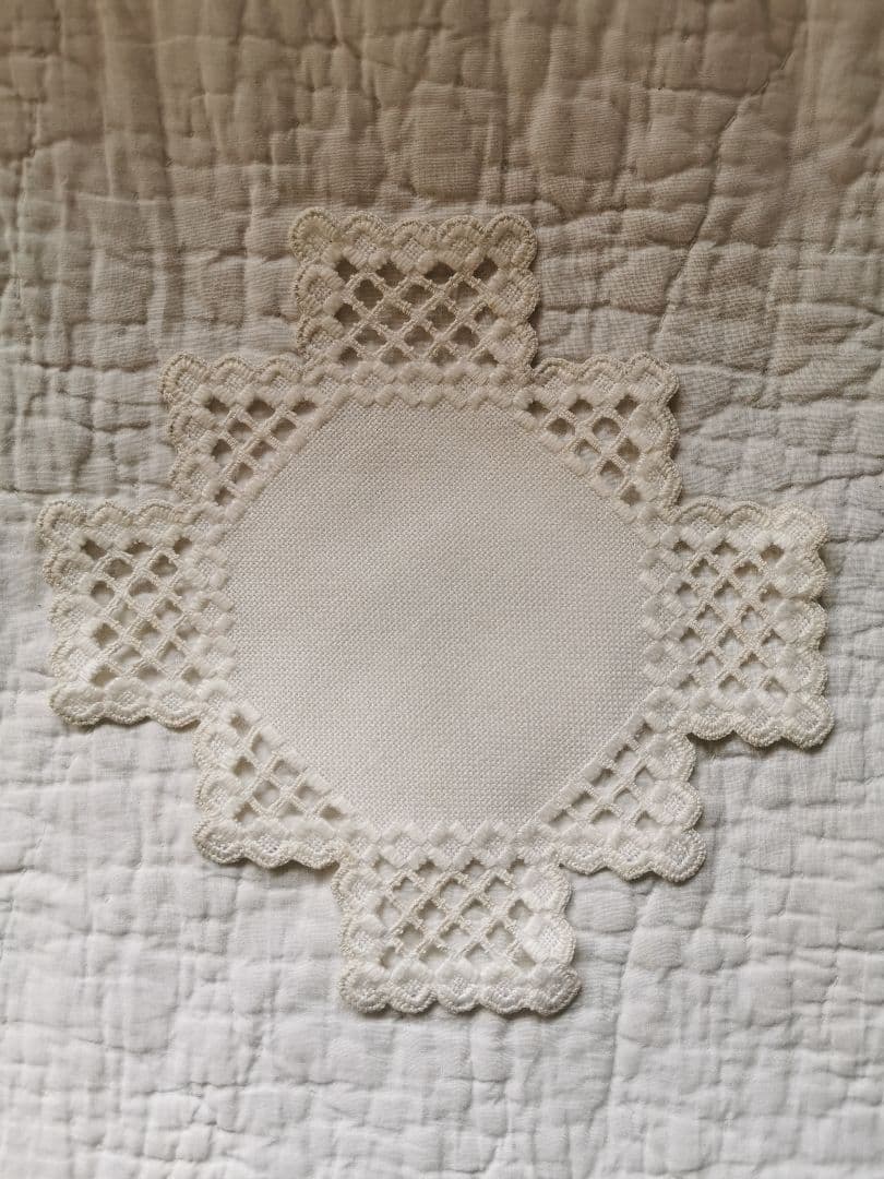 アンティークノルウェー ハーダンガー刺繍レース 十字架クロス型ドイリー マット