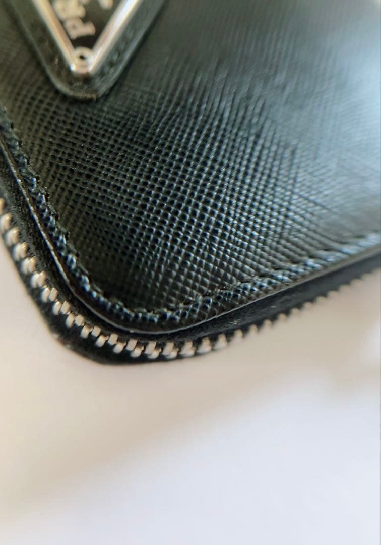 プラダ　PRADA ケース　黒　ラウンドファスナー　三角ロゴ