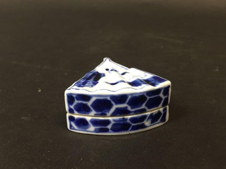 古い 染付 扇形 香合  大明成化年製銘 古美術