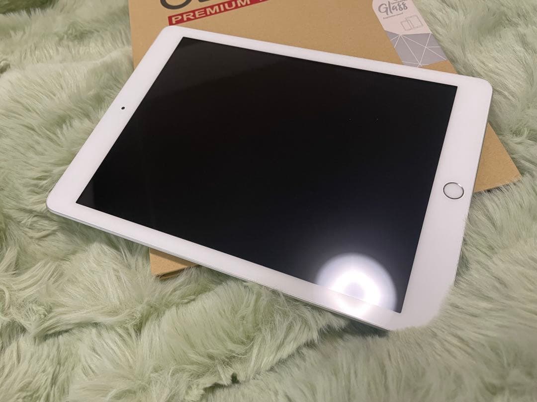 iPad シルバー 9.7インチ 第6世代 128G保護フィルム、カバー付き