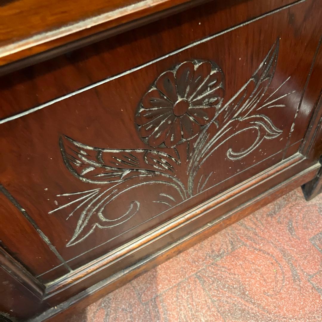 お値段大幅にお下げしましたイギリスアンティークカップボード（100年以上前）