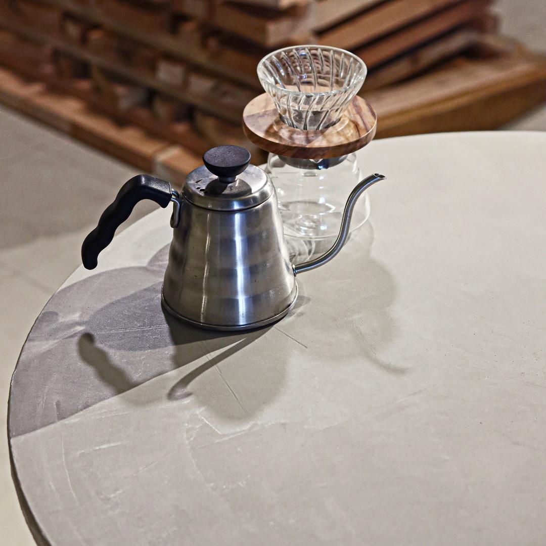 円形｜ラウンドテーブル｜オフホワイト｜薄塗りモルタル｜ダイニングテーブル