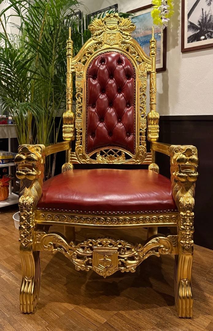 王座の豪華な椅子
