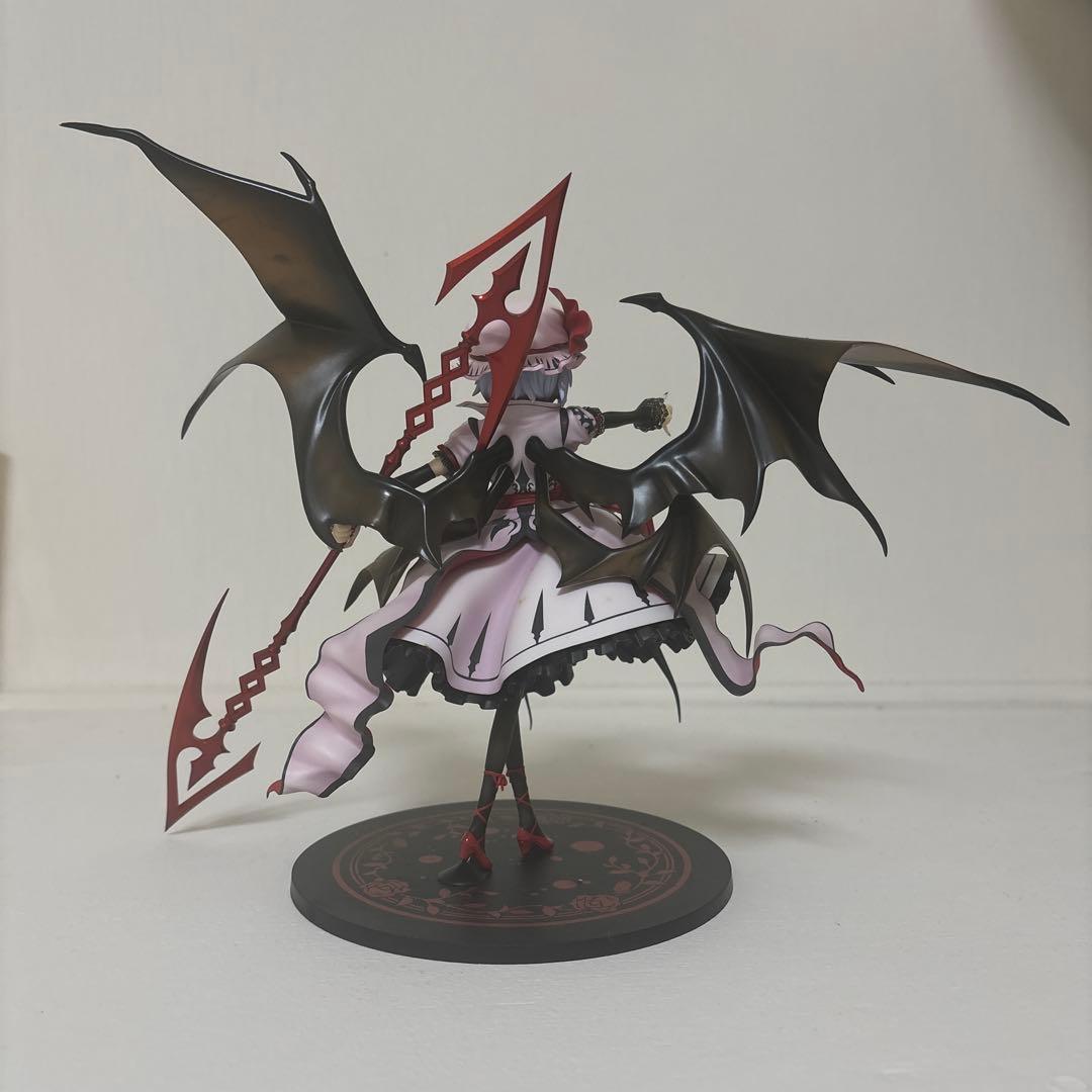翼付きフィギュア 赤黒白　レミリアスカーレット