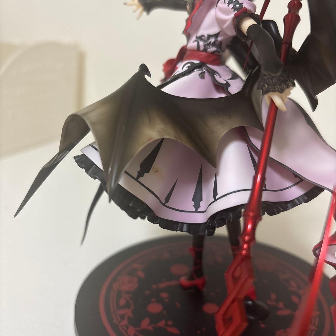 翼付きフィギュア 赤黒白　レミリアスカーレット
