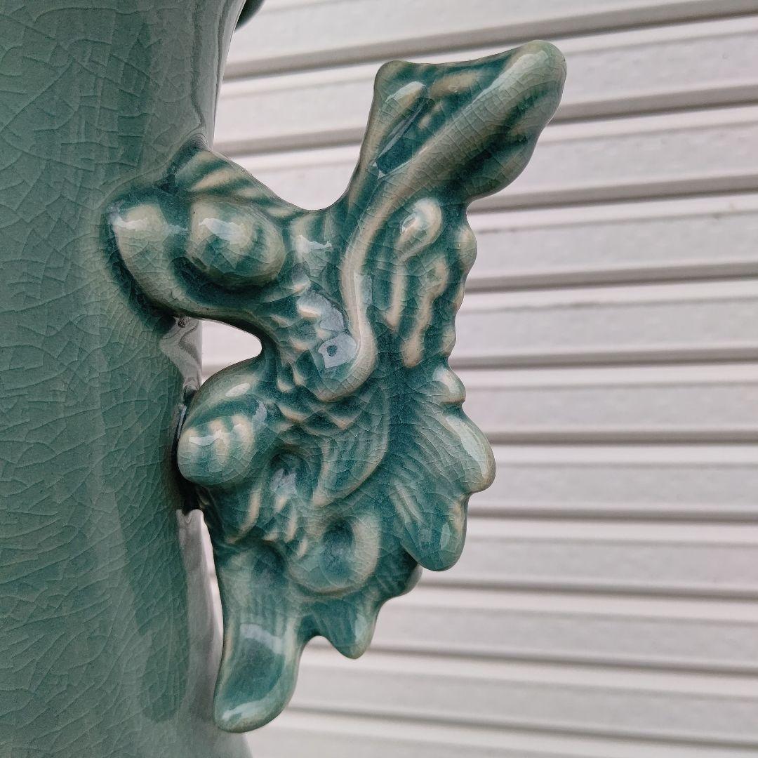 青磁、透かし耳付き壺