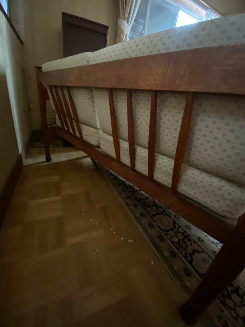 クリーム色の木製2人掛けソファ