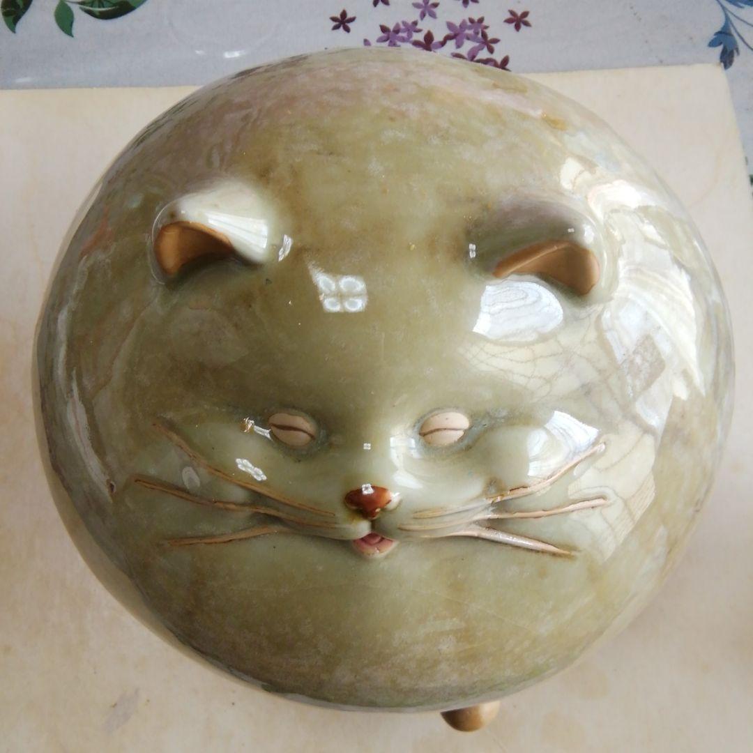 陶器のネコの置物。