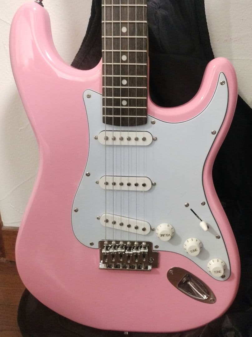 エレキギター　ピンク　photogenic フェルナンデス　ストラトキャスター