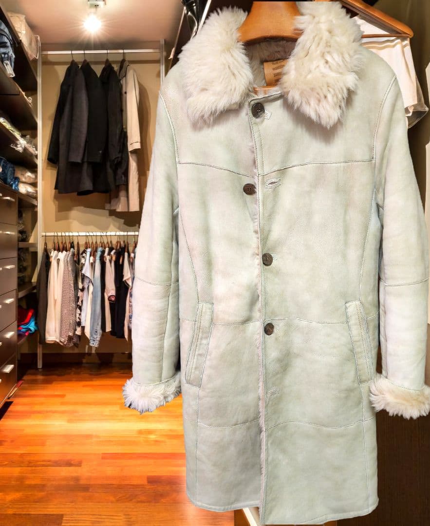 GIMO'S のライトグレーの軽く柔らかいトスカーナムートンスエードコート。