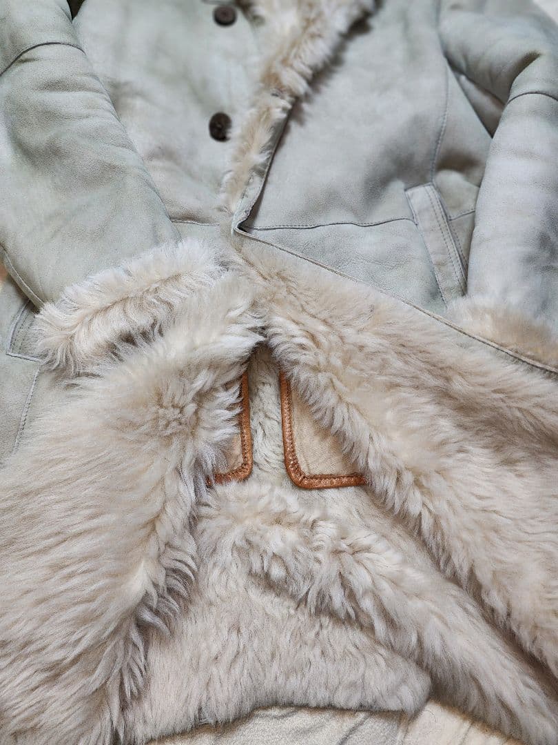 GIMO'S のライトグレーの軽く柔らかいトスカーナムートンスエードコート。