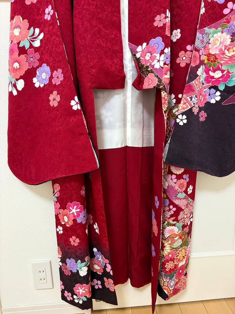 赤い花柄振袖（ファー襟付き） 着物友禅
