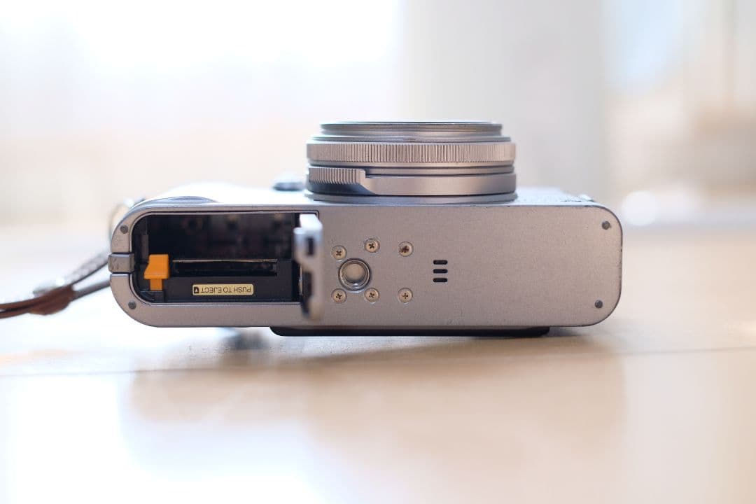 限界値下げ！動作品！FUJIFILM　デジタルカメラ　x100s オマケ付き！