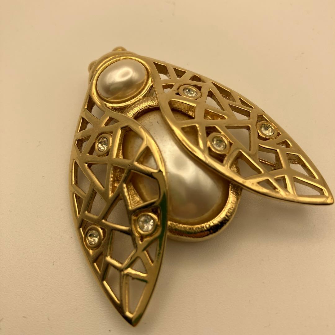 Christian・Dior ディオール　透かし模様のパールブローチ