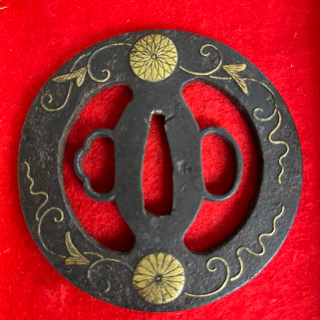 菊花紋の透かし鉄鍔