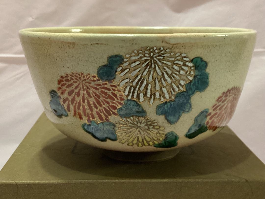 茶道具　抹茶碗　萬古窯　加賀瑞山　多色菊花模様の茶碗　金彩　貫入