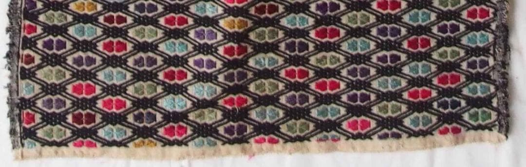 中国貴州省で入手、約300の格子状菱形紋に6花弁紋を加えた、少数民ミャオの刺繍布