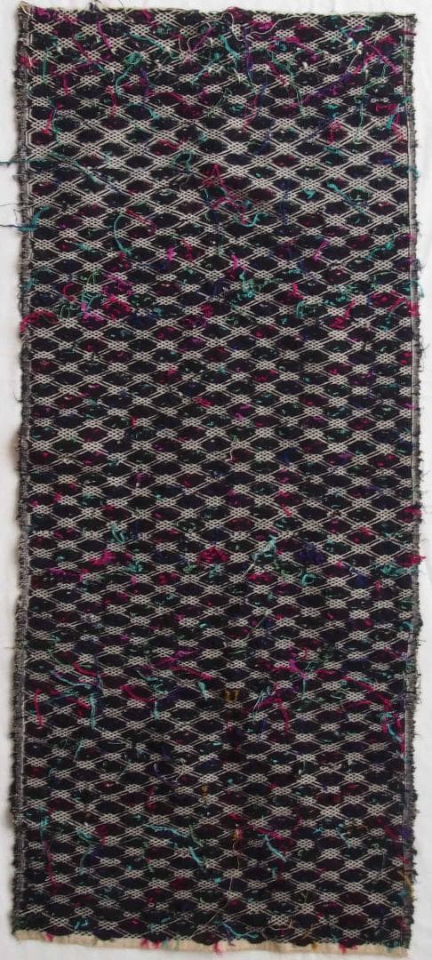 中国貴州省で入手、約300の格子状菱形紋に6花弁紋を加えた、少数民ミャオの刺繍布