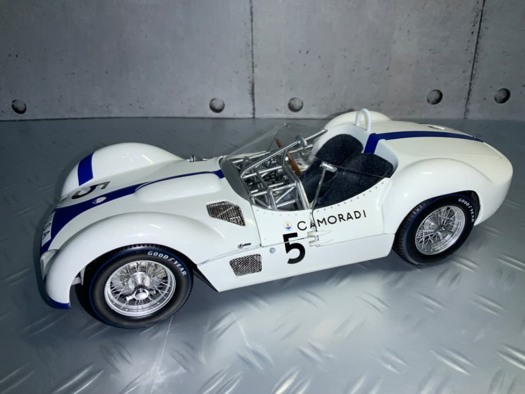 ミニカー　1/18 マセラティー　ティーポ61 ミニチャンプス