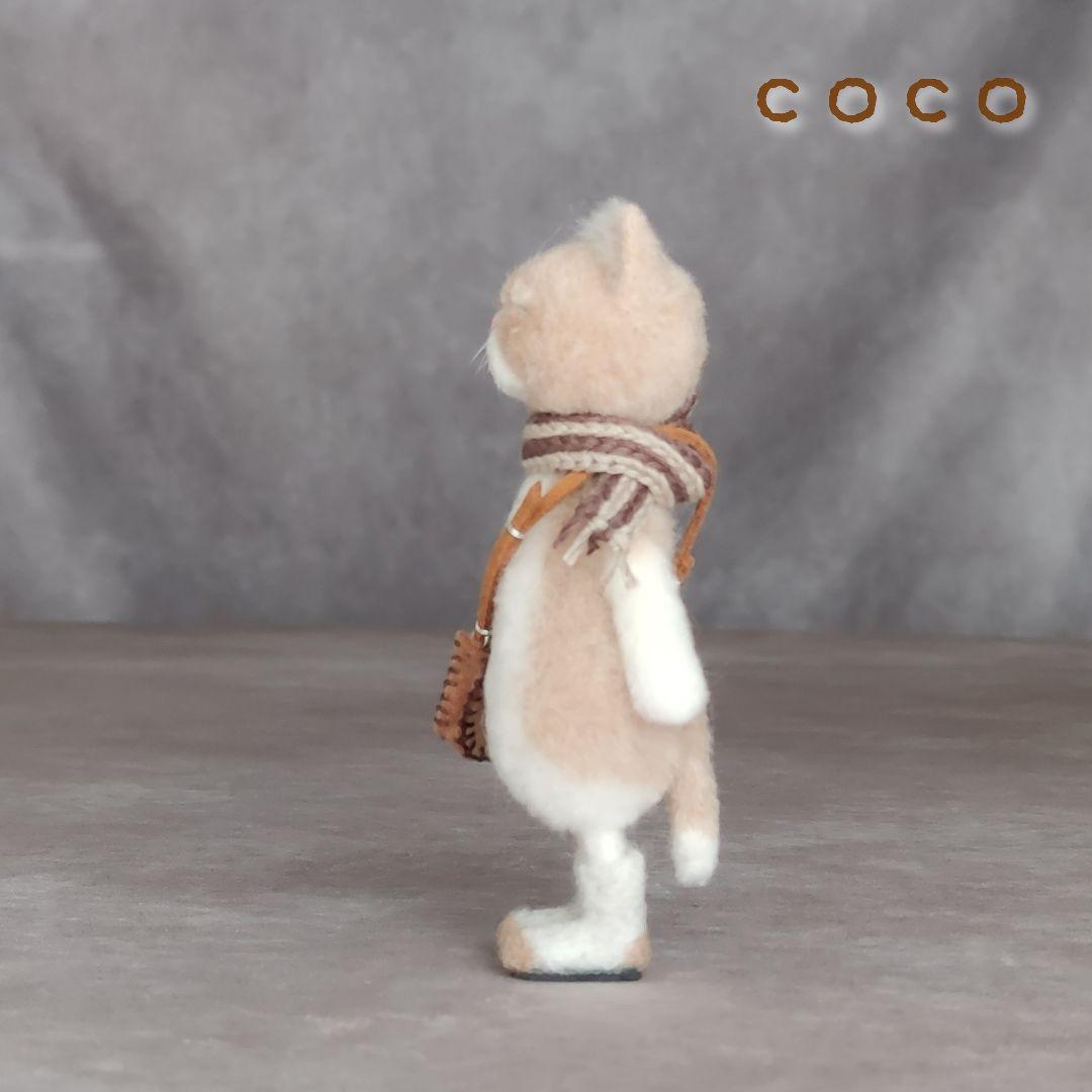 ショルダーバックを下げたエキゾチックショートヘアさん