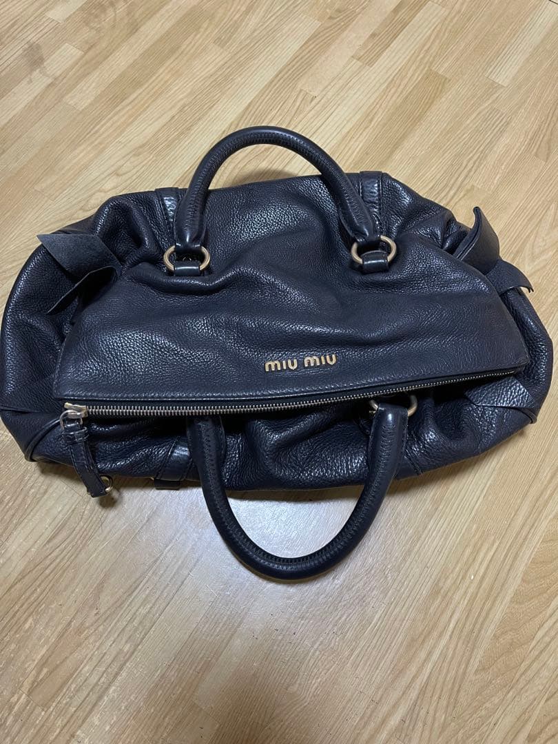 MIU MIU ブラックレザー ハンドバッグ　ゴールド