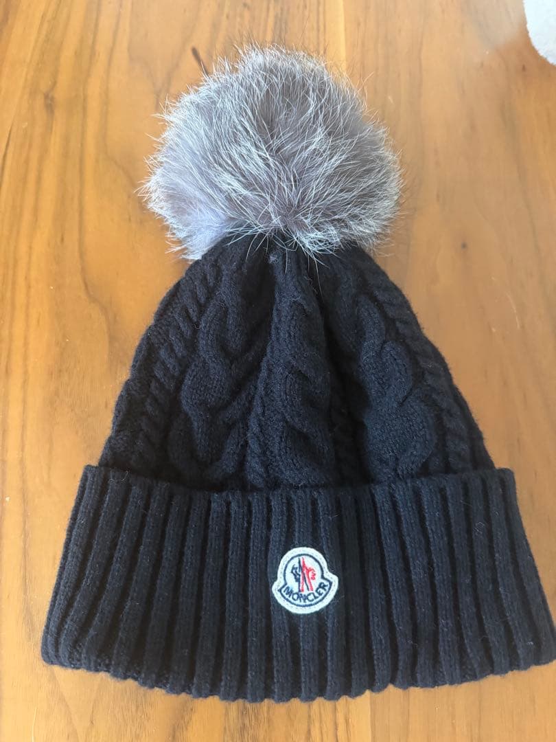 Chie。黒いケーブル編みニット帽・ファーポンポン付き