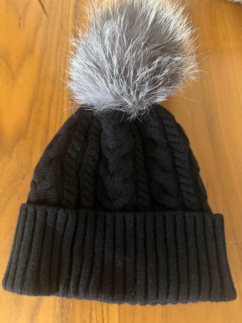 Chie。黒いケーブル編みニット帽・ファーポンポン付き