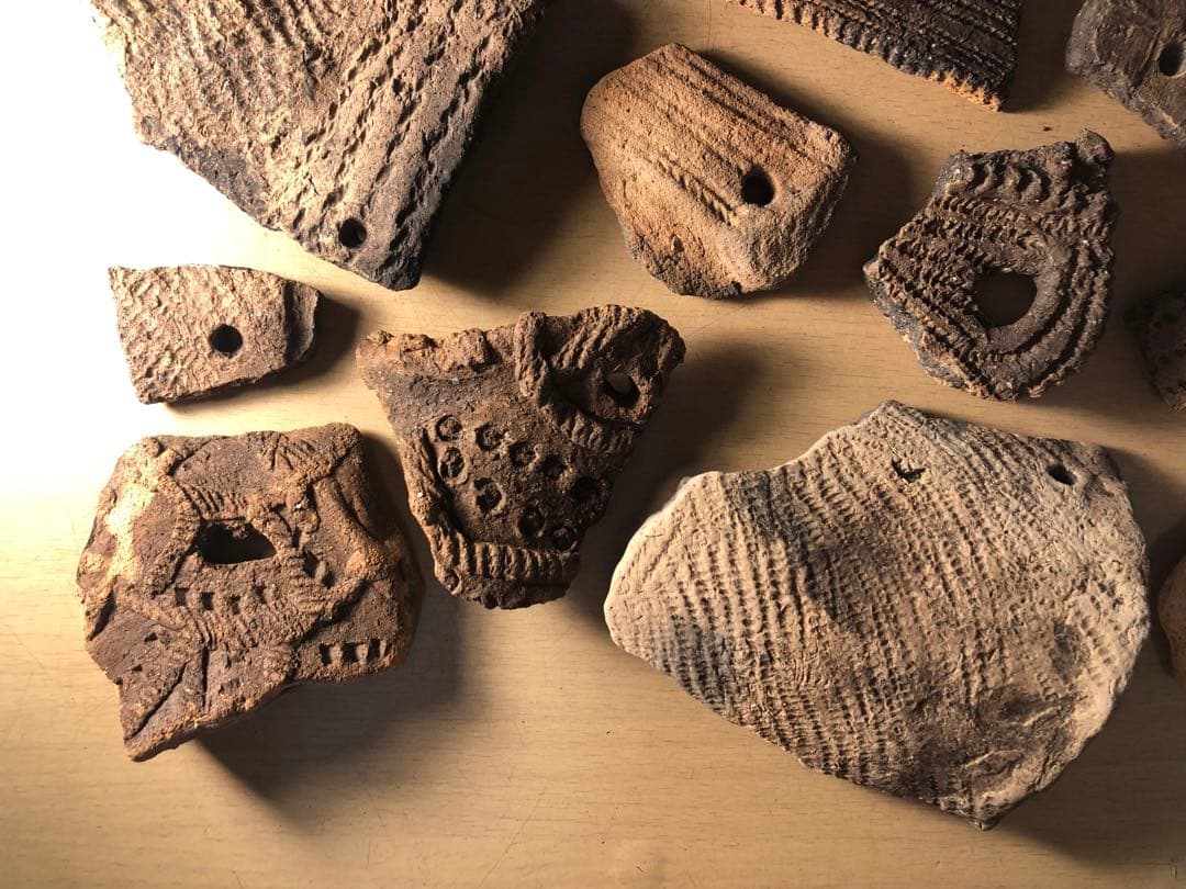 「土器の欠片 縁の部分 No.660」です。