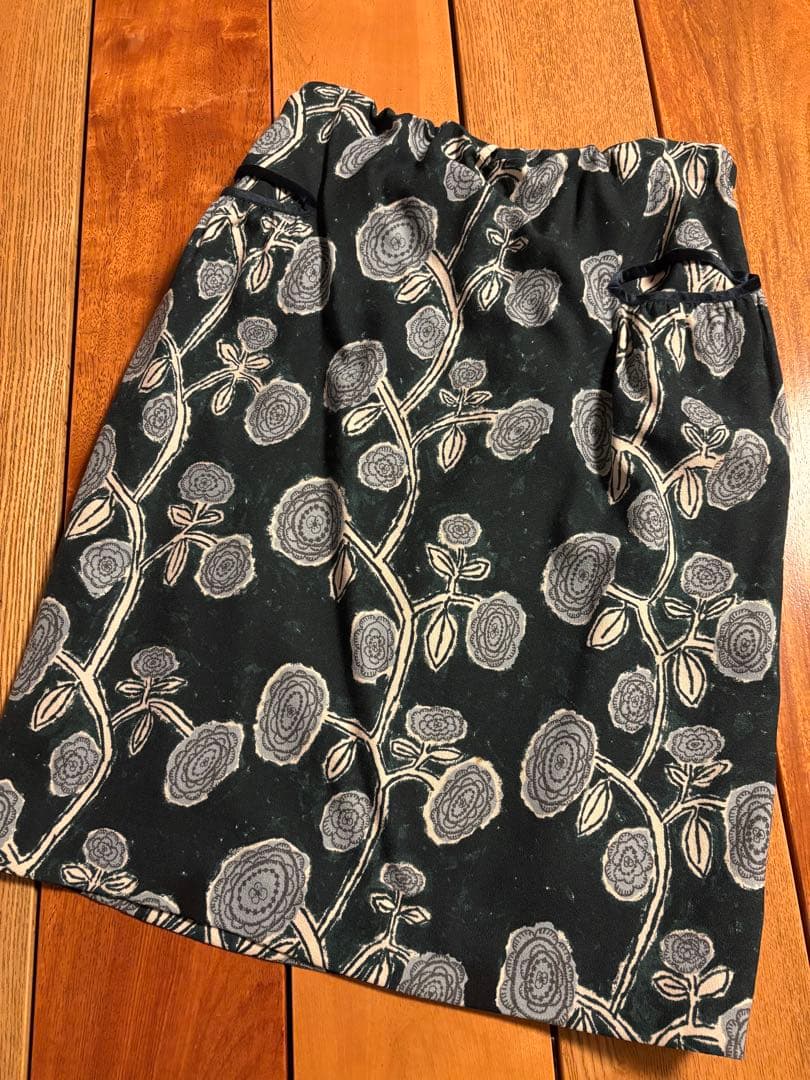 minä perhonen giardinoひざ丈スカート