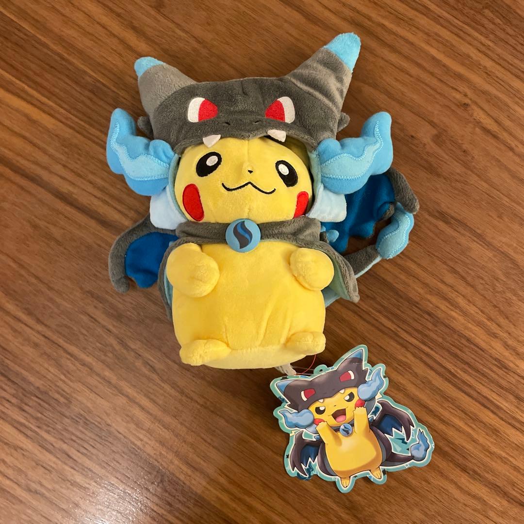 ポケモンセンター 限定 ぬいぐるみ メガリザードンXのポンチョを着たピカチュウ
