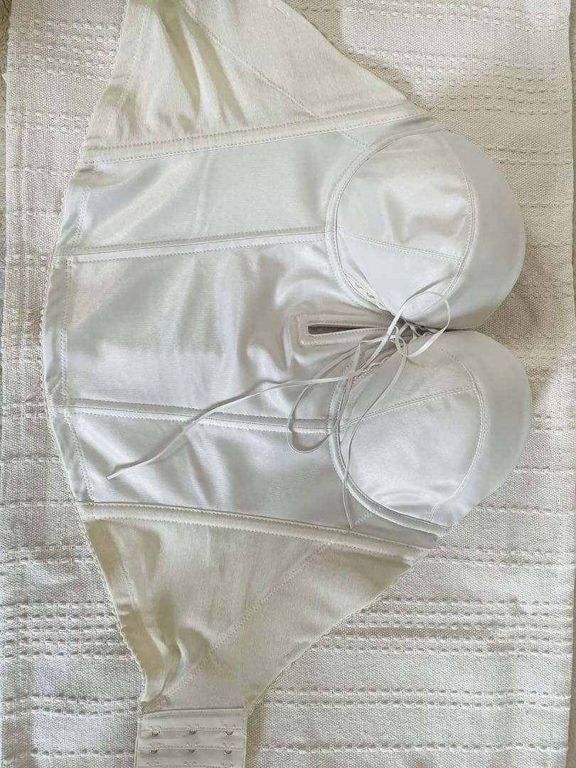 ＜最終値下げ！＞【美品】ブライダルインナー　バックレスビスチェ（F70）