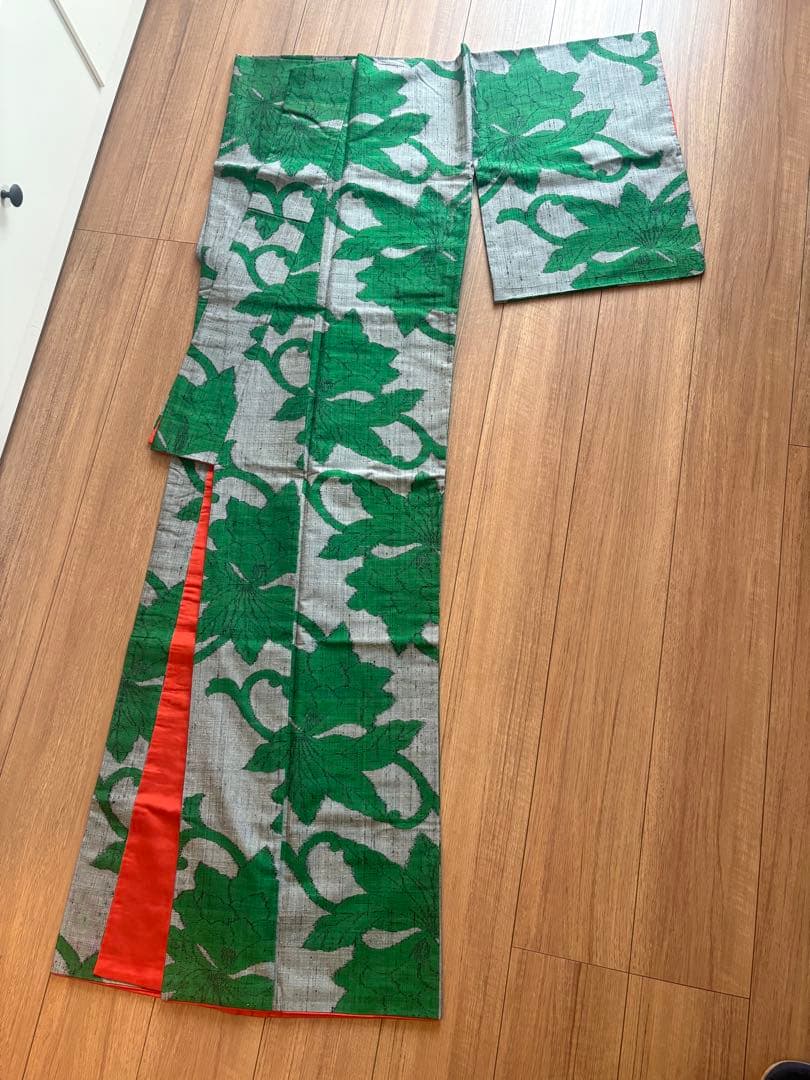 グレー地に大胆なグリーンの蔦模様のモダンな紬着物