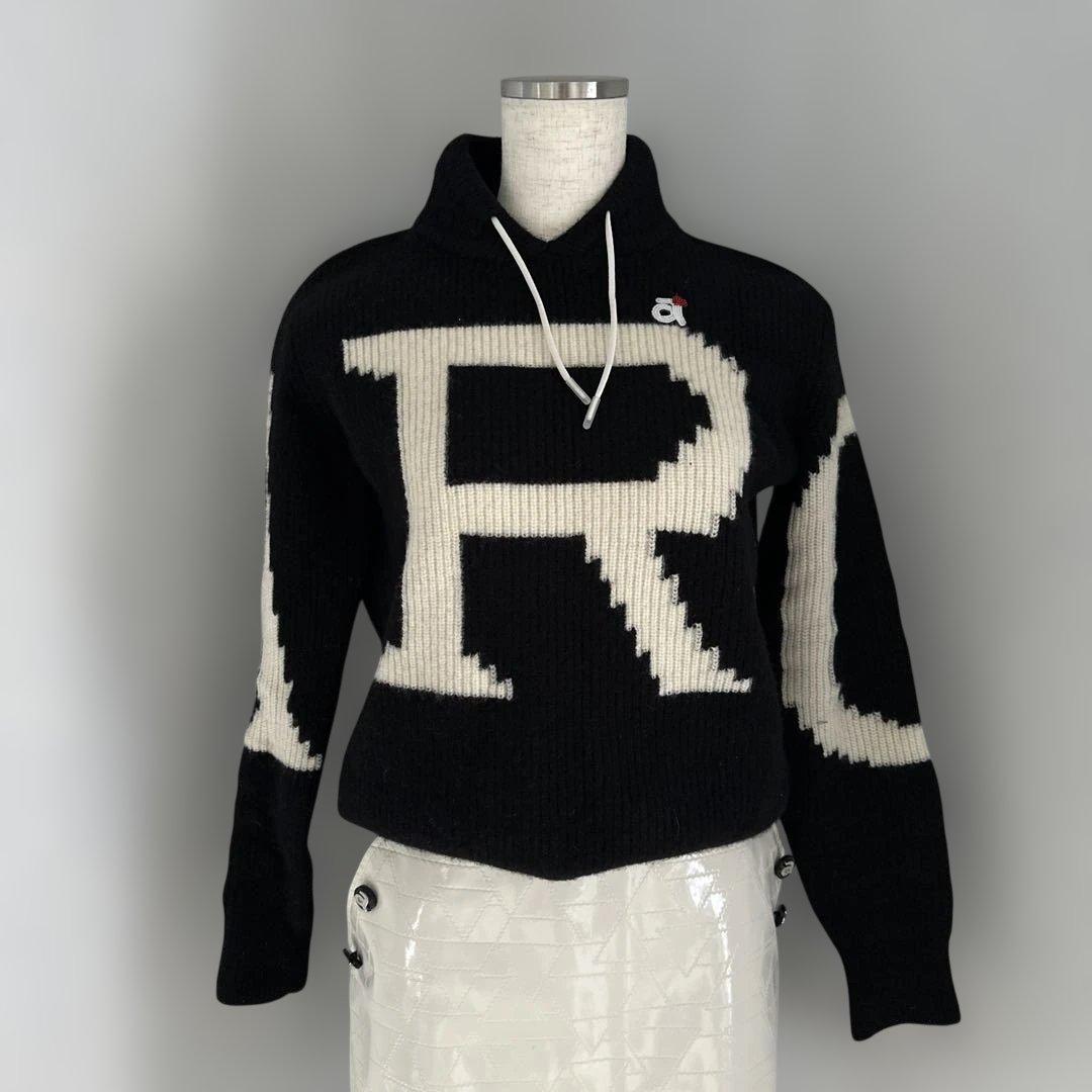 フード付きクロップドセーター 黒と白