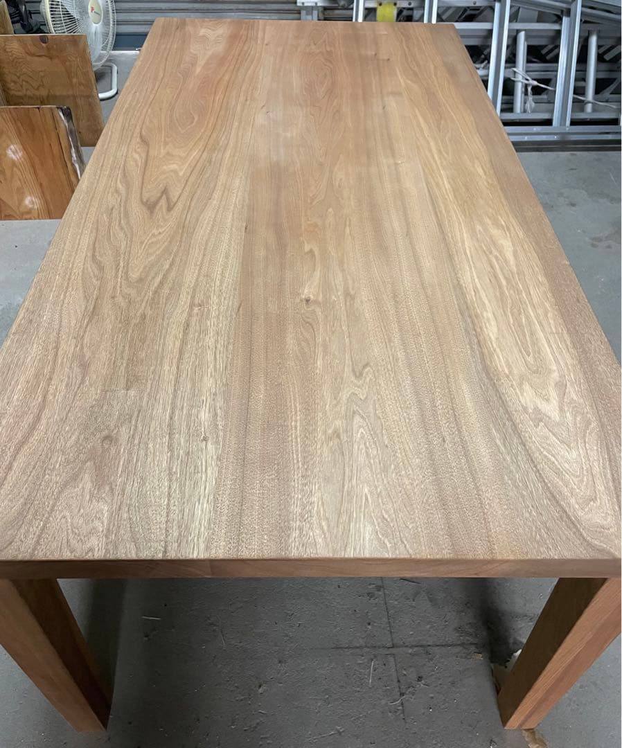 クルミ無垢板ダイニングテーブル　オイル仕上げ